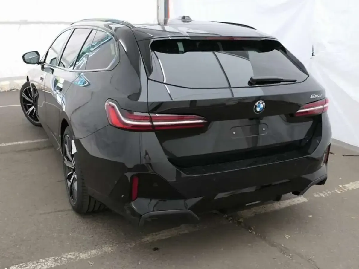 Gebraucht BMW 520 M Sport 197 PS (144 kW) 2025 Schwarz Kombi