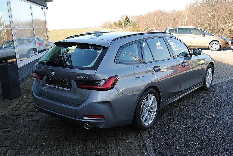 Gebraucht BMW 330e Shadowline 292 PS (214 kW) 2022 Grau Kombi