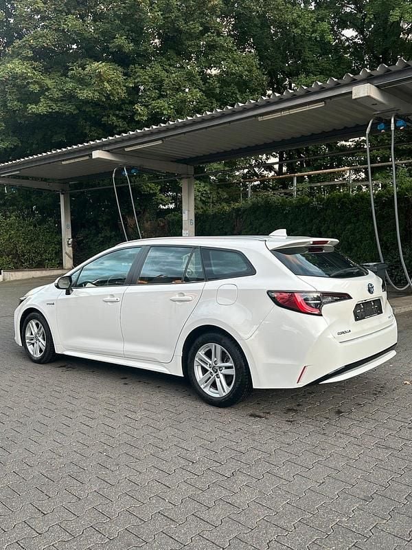 Weiß Gebraucht 2019 Toyota Corolla Hybrid Kombi | 17.640 € (Guter Preis) - Bild 1/4