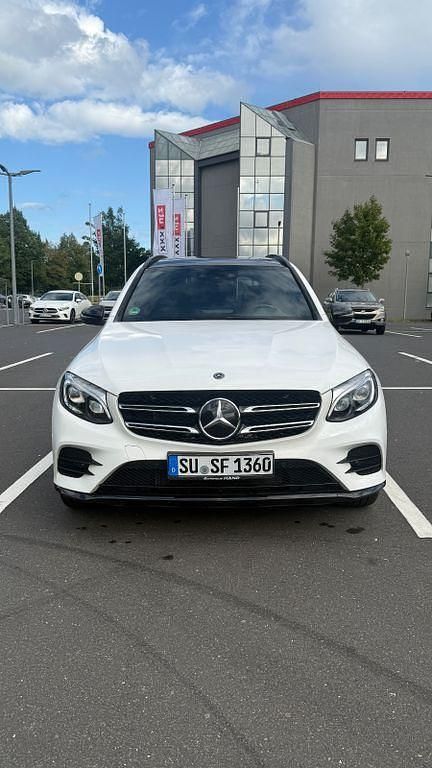 Weiß Gebraucht 2018 Mercedes GLC300 AMG line SUV | 31.200 € (Teuer) - Bild 1/4