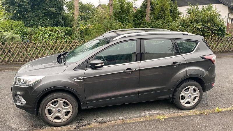 Grau Gebraucht 2019 Ford Kuga Cool & Connect SUV | 12.000 € (Superpreis) - Bild 1/4