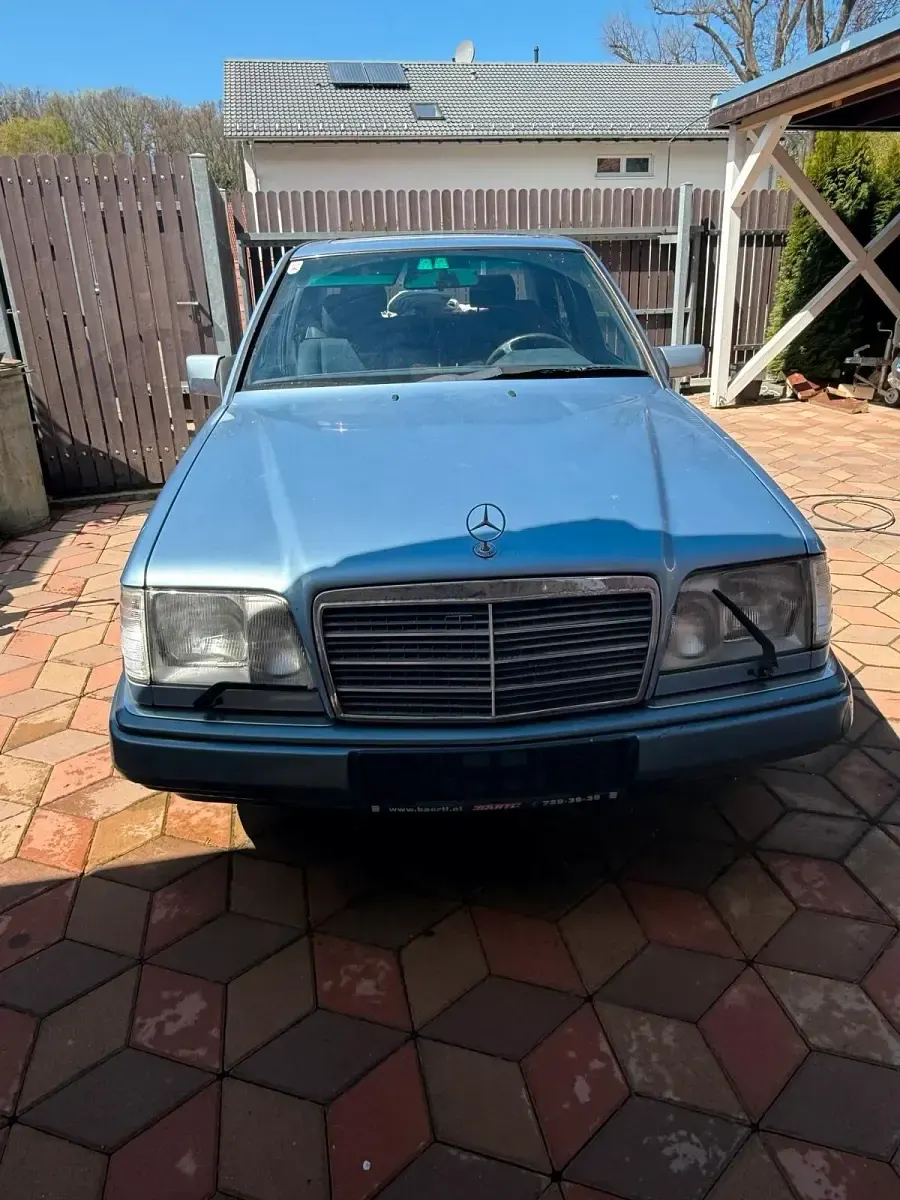 Gebraucht Mercedes E220 150 PS (110 kW) 1995 Blau Limousine