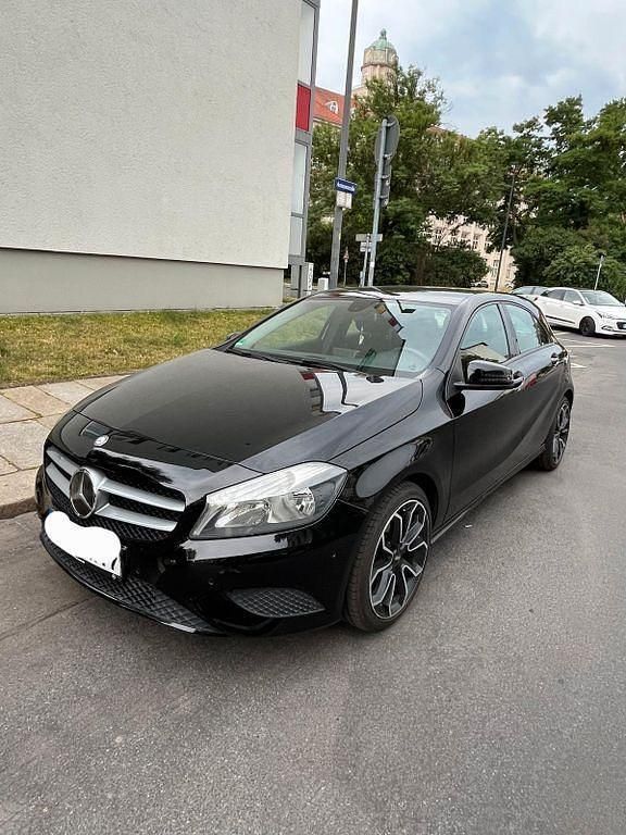 Schwarz Gebraucht 2013 Mercedes A180 Limousine | 14.600 € (Fairer Preis) - Bild 1/4
