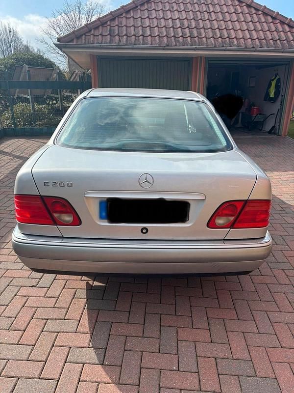 Gebraucht Mercedes E200 136 PS (100 kW) 1998 Silber Limousine