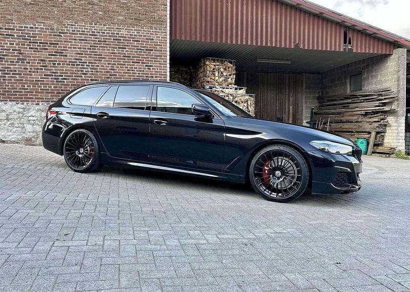 Schwarz Gebraucht 2021 BMW 520 M Sport Kombi | 34.900 € (Teuer) - Bild 1/4