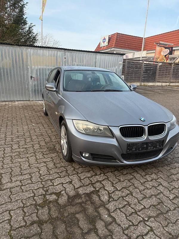 Gebraucht BMW 318 143 PS (105 kW) 2010 Grau Kombi