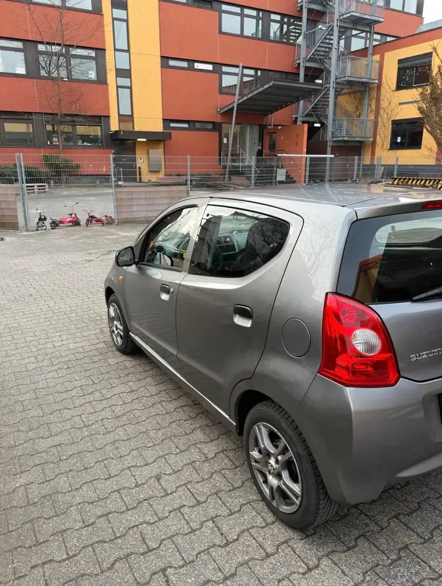 Gebraucht Suzuki Alto 68 PS (50 kW) 2013 Grau Kleinwagen