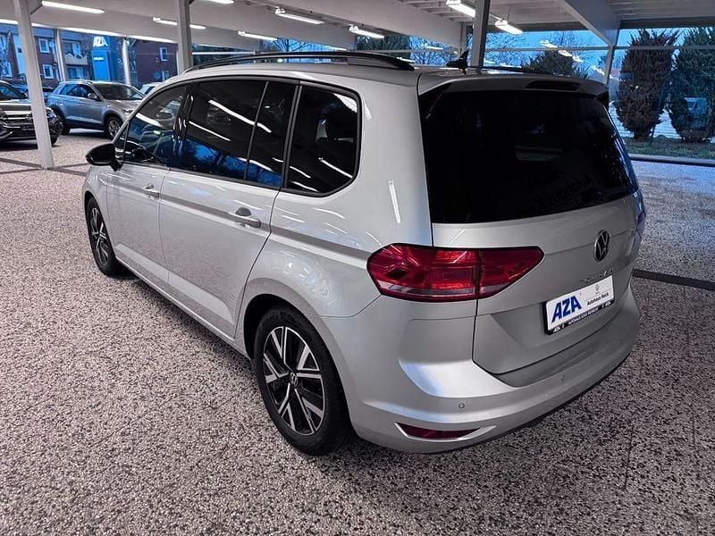 Gebraucht VW Touran Comfortline 122 PS (89 kW) 2023 Silber Van / Kleinbus