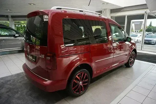 Używany VW Caddy Trendline 125 KM (91 kW) 2015 Czerwony Minivan