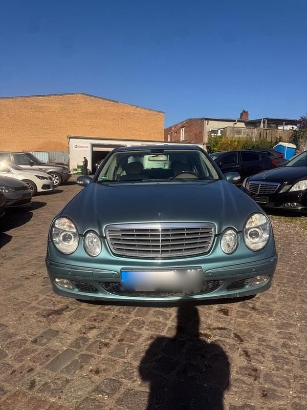 Usata Mercedes E220 150 CV (110 kW) 2002 Blu Berlina