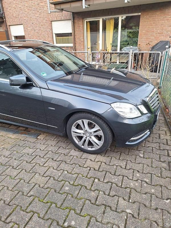 Grau Gebraucht 2010 Mercedes E250 Avantgarde Kombi | 7.200 € (Guter Preis) - Bild 1/4