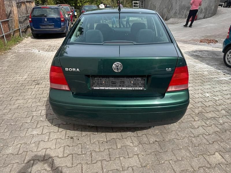 Second-hand VW Bora 101 CP (74 kW) 2000 Verde Berlinǎ