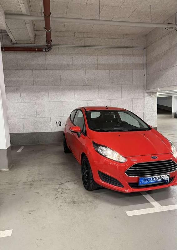 Rot Gebraucht 2015 Ford Fiesta Trend Kleinwagen | 5.290 € (Fairer Preis) - Bild 1/4
