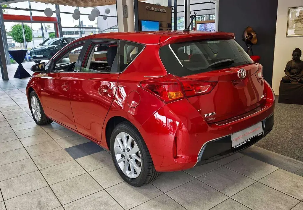 Gebraucht Toyota Auris Edition 132 PS (97 kW) 2013 Navachorot Limousine