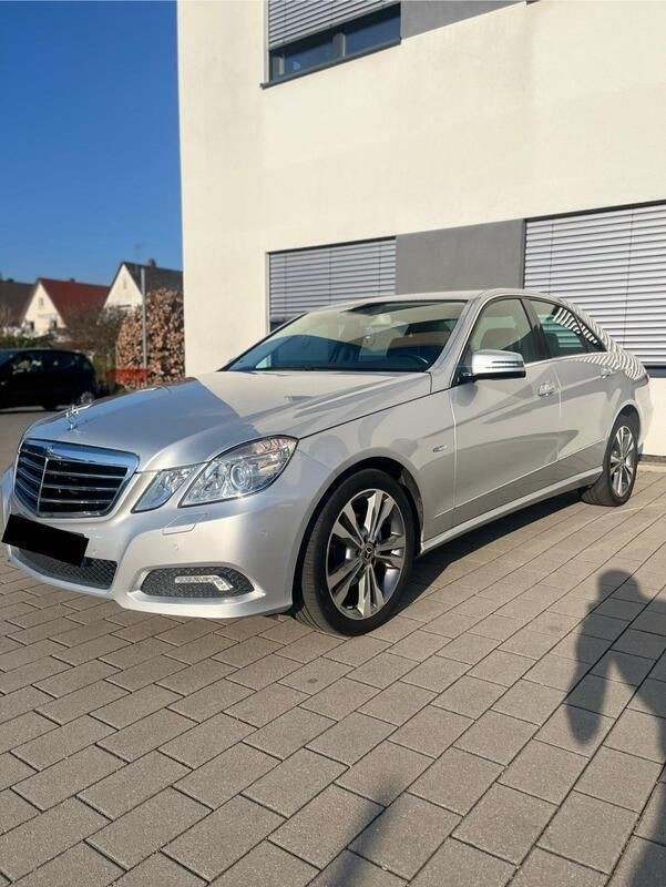 Silber Gebraucht 2009 Mercedes E200 Avantgarde Limousine | 11.999 € (Etwas zu teuer) - Bild 1/4