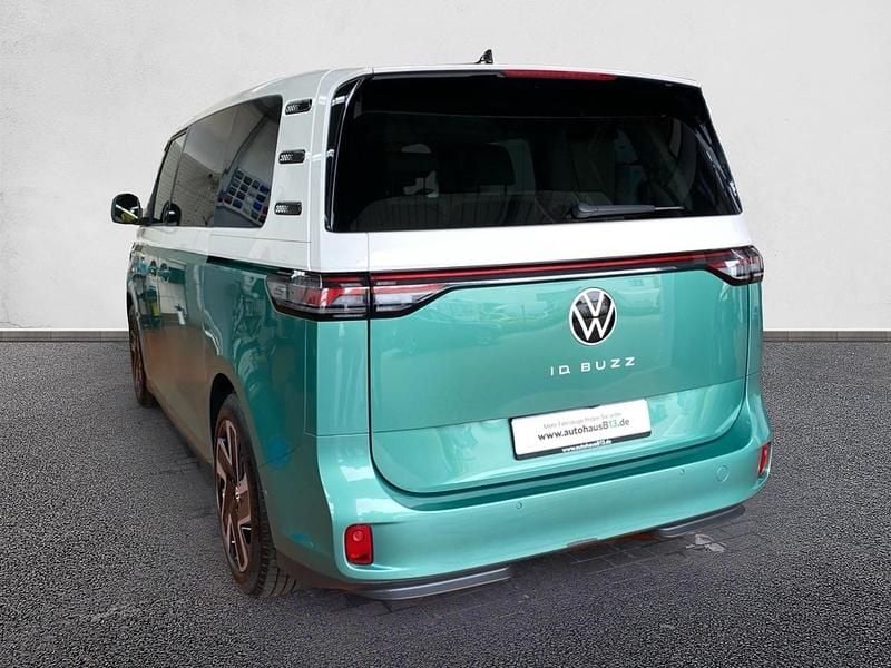 Gebraucht VW ID. Buzz Pro 150 kW (204 PS) 2023 Candyweiß/bay leaf green metallic Van / Kleinbus
