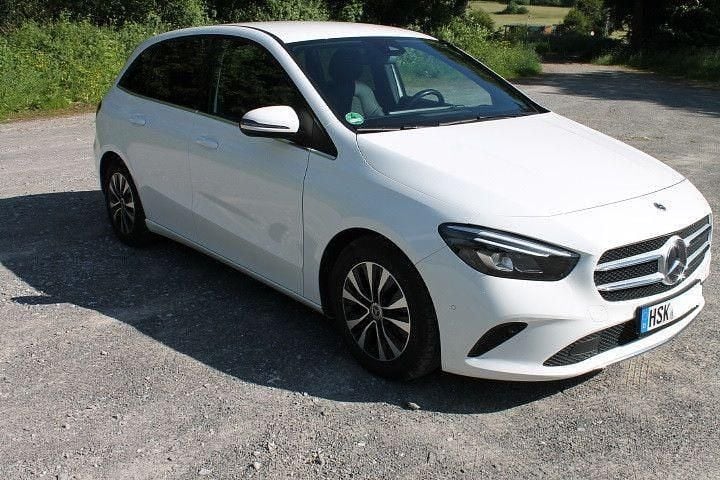 Weiß Gebraucht 2021 Mercedes B180 Van / Kleinbus | 19.000 € (Guter Preis) - Bild 1/4