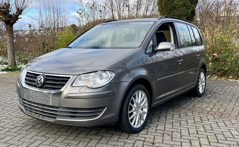 Grau Gebraucht 2009 VW Touran Trendline Van / Kleinbus | 6.000 € (Etwas zu teuer) - Bild 1/4