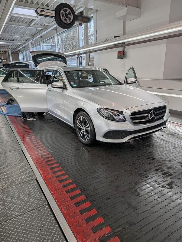 Gebraucht Mercedes E220 Avantgarde 194 PS (142 kW) 2020 Grau Kombi