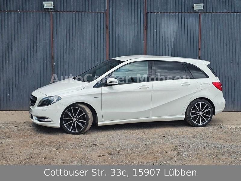 Weiß Gebraucht 2012 Mercedes 200 Edition 1 Limousine | 10.980 € (Guter Preis) - Bild 1/4