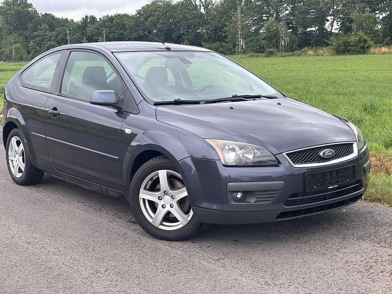 Grau Gebraucht 2007 Ford Focus Titanium Limousine | 1.250 € (Etwas zu teuer) - Bild 1/4