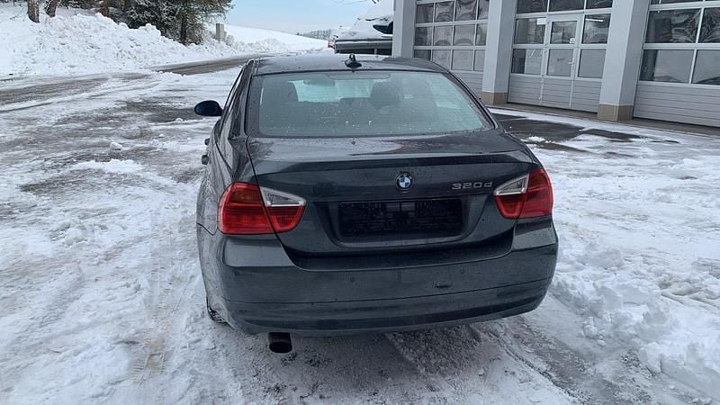 Gebraucht BMW 320 163 PS (119 kW) 2007 Grau Limousine