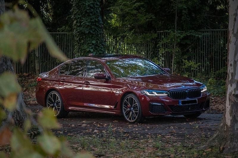 Gebraucht BMW 545e Performance 394 PS (289 kW) 2021 Rot Limousine