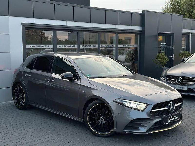 Grau Gebraucht 2019 Mercedes A180 AMG Limousine | 24.490 € (Fairer Preis) - Bild 1/4