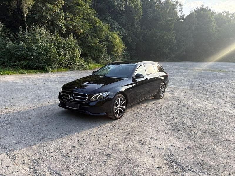 Schwarz Gebraucht 2019 Mercedes E300 Limousine | 25.000 € (Guter Preis) - Bild 1/4