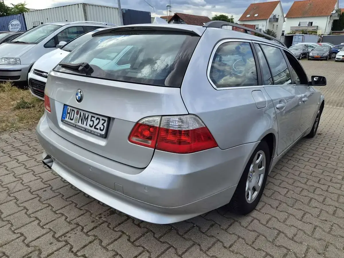 Gebraucht BMW 523 177 PS (130 kW) 2005 Titansilber metallic Kombi