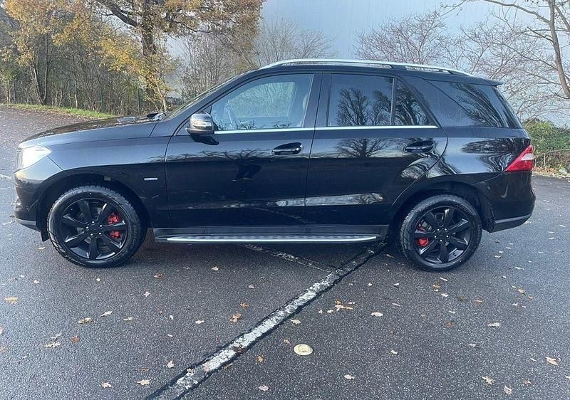 Schwarz Gebraucht 2012 Mercedes ML350 Edition 1 SUV | 20.900 € (Fairer Preis) - Bild 1/4