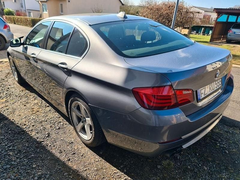 Grau Gebraucht 2011 BMW 528 Limousine | 7.999 € (Superpreis) - Bild 1/4