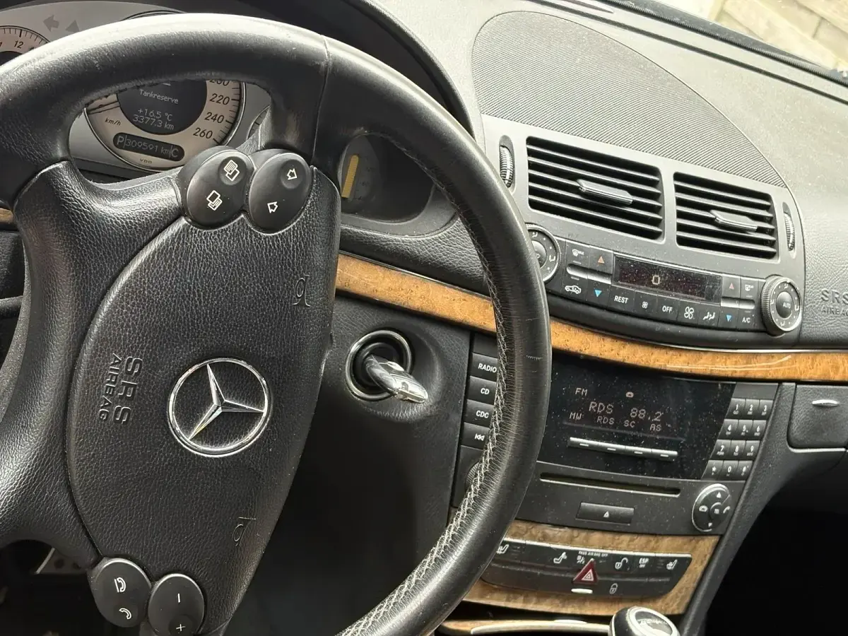 Gebraucht Mercedes E320 224 PS (164 kW) 2009 Schwarz Limousine