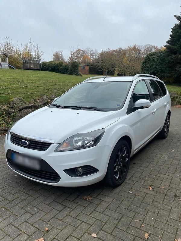 Weiß Gebraucht 2009 Ford Focus Kombi | 2.000 € (Guter Preis) - Bild 1/4