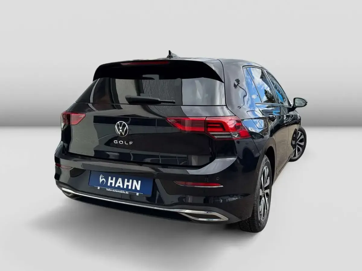 Używany VW Golf VIII Active 150 KM (110 kW) 2023 Czarny Sedan/Limuzyna