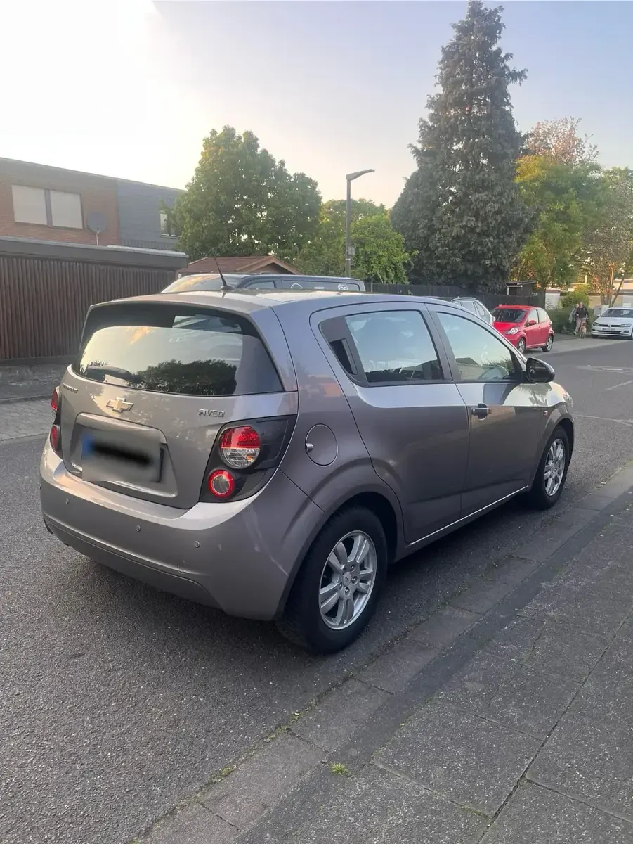 Gebraucht Chevrolet Aveo 95 PS (69 kW) 2012 Grau Kleinwagen