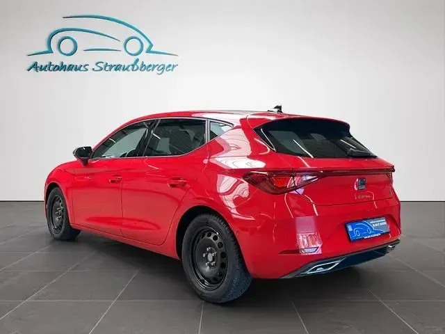 Używany Seat Leon FR 150 KM (110 kW) 2022 Czerwony Sedan/Limuzyna