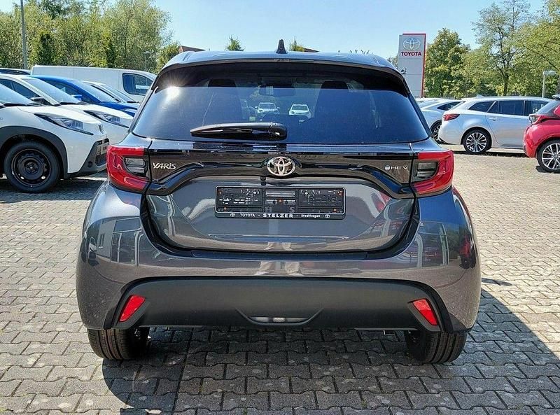 Neu Toyota Yaris Hybrid Comfort 116 PS (85 kW) 2025 Grau Limousine