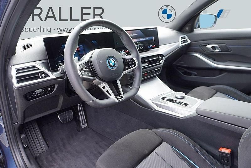 Gebraucht BMW 330e Performance 292 PS (214 kW) 2025 Arctic race blue Kombi