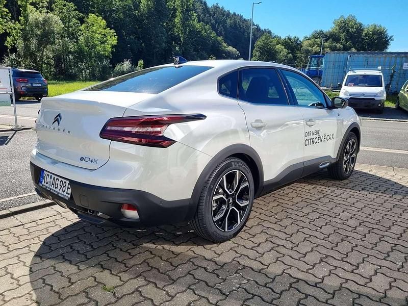 Gebraucht Citroën e-C4 Shine 100 kW (136 PS) 2023 Perlmuttweiß Limousine