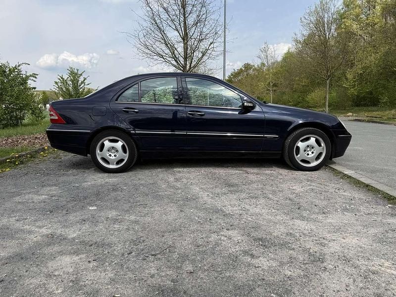 Second-hand Mercedes C200 Elegance 163 CP (119 kW) 2002 Albastru Berlinǎ