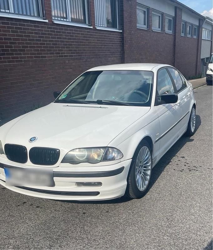 Weiß Gebraucht 2001 BMW 325 Limousine | 3.600 € (Fairer Preis) - Bild 1/4