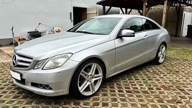 Silber Gebraucht 2010 Mercedes E250 Coupé | 11.500 € (Fairer Preis) - Bild 1/4