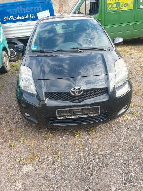 Schwarz Gebraucht 2010 Toyota Yaris Limousine | 1.999 € (Superpreis) - Bild 1/4