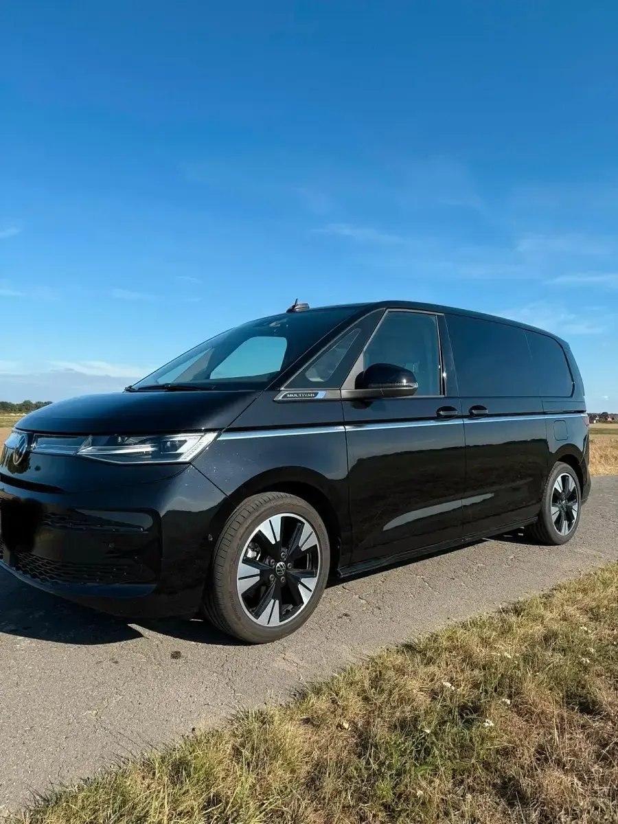 Gebraucht VW Multivan Style 150 PS (110 kW) 2024 Schwarz Van / Kleinbus