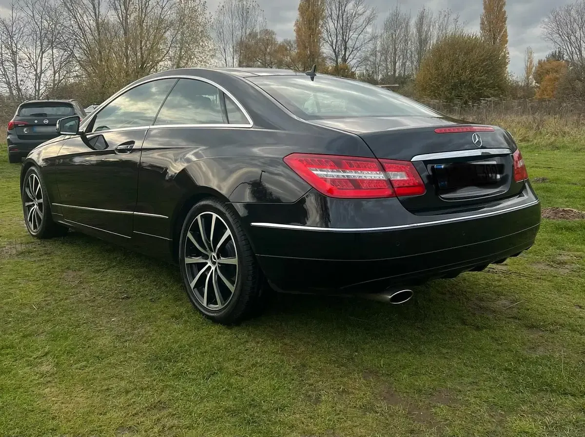 Gebraucht Mercedes E200 184 PS (135 kW) 2010 Schwarz Coupé