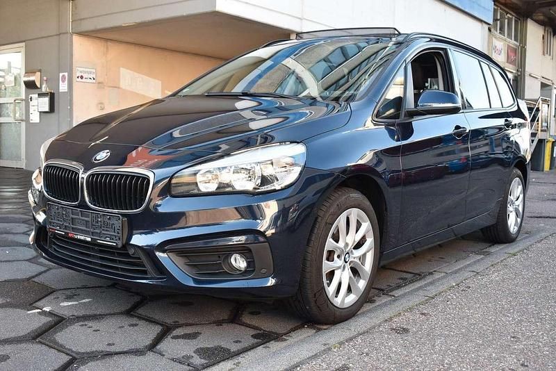 Imperialblau brillanteffekt me Gebraucht 2017 BMW 220 Gran Tourer Advantage Van / Kleinbus | 14.949 € (Fairer Preis) - Bild 1/4