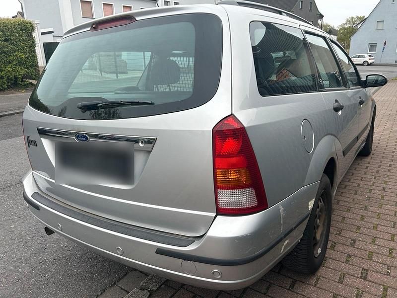 Usado Ford Focus Ghia 115 CV (84 kW) 2000 Plateado Familiar