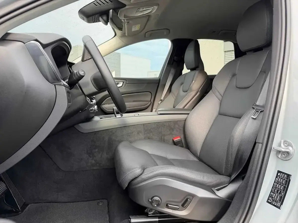 Gebraucht Volvo XC60 Plus 250 PS (183 kW) 2025 Grau SUV