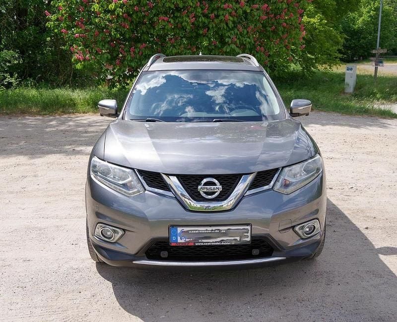 Grau Gebraucht 2016 Nissan X-Trail Tekna SUV | 13.999 € (Guter Preis) - Bild 1/4